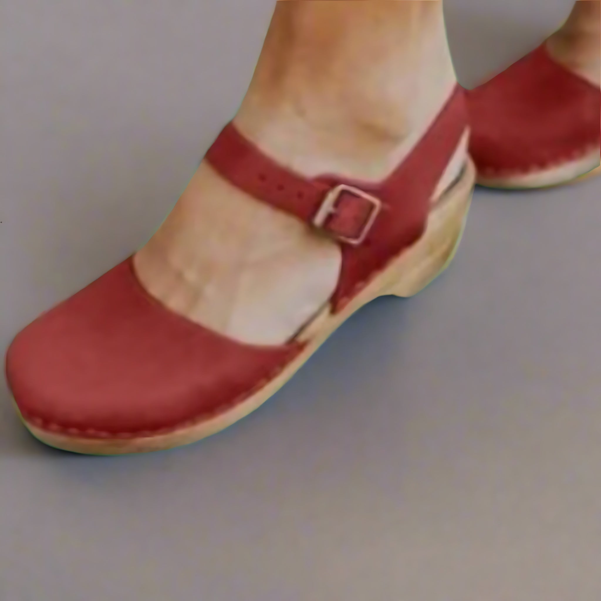 Ellie – Suede Closed Toe Platform Clogs