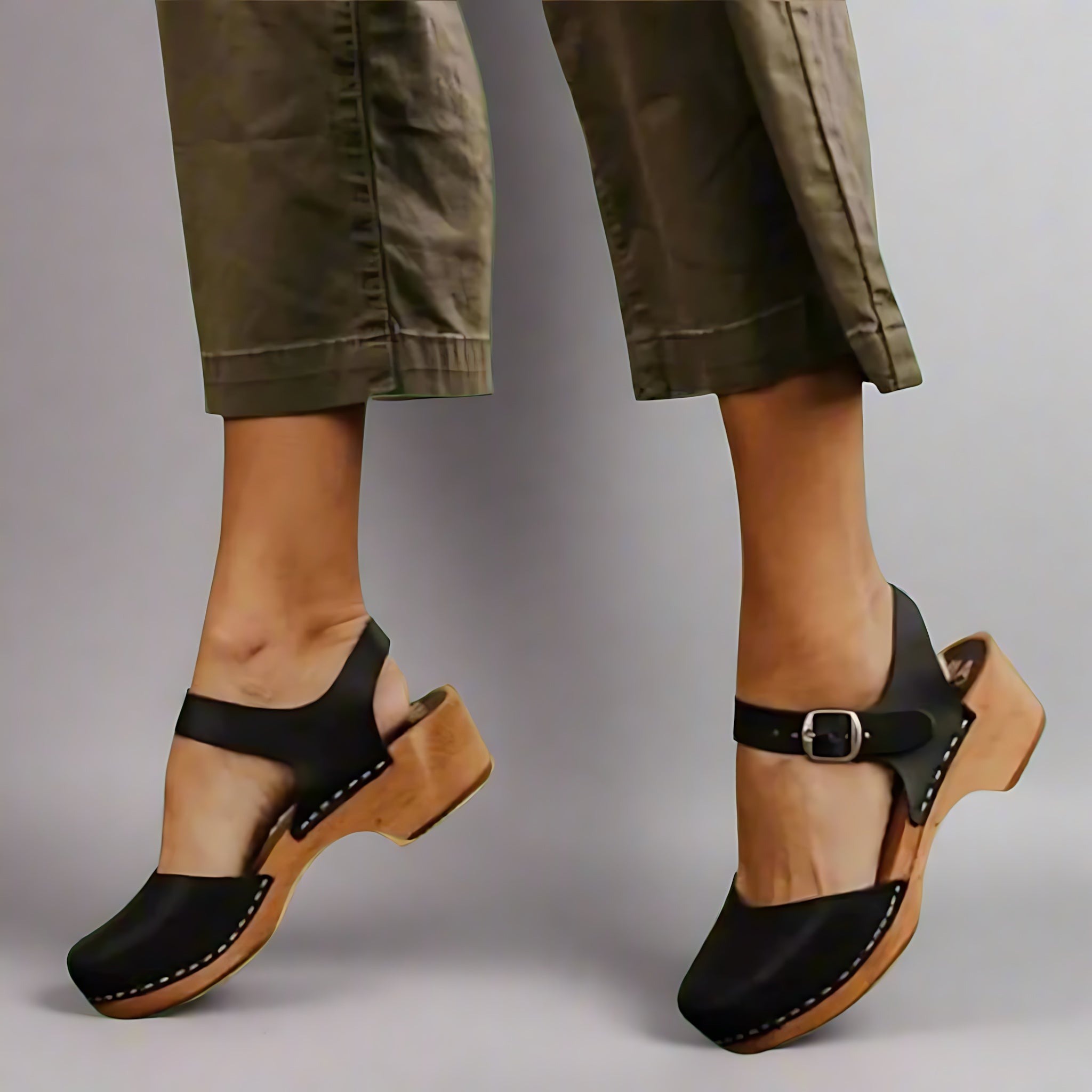 Ellie – Suede Closed Toe Platform Clogs