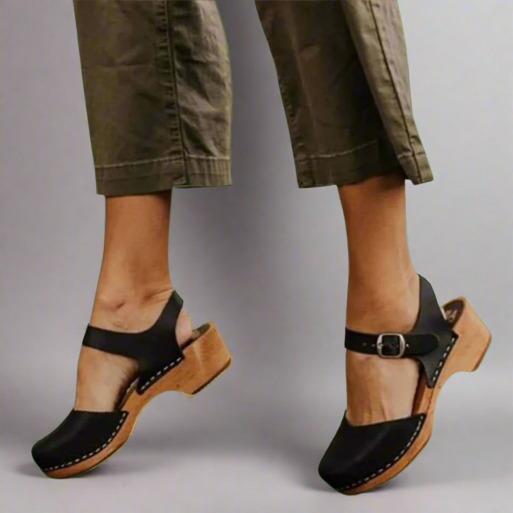 Ellie – Suede Closed Toe Platform Clogs