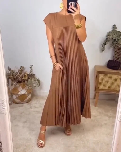 Della – Pleated Crew Neck Cocktail Maxi Dress