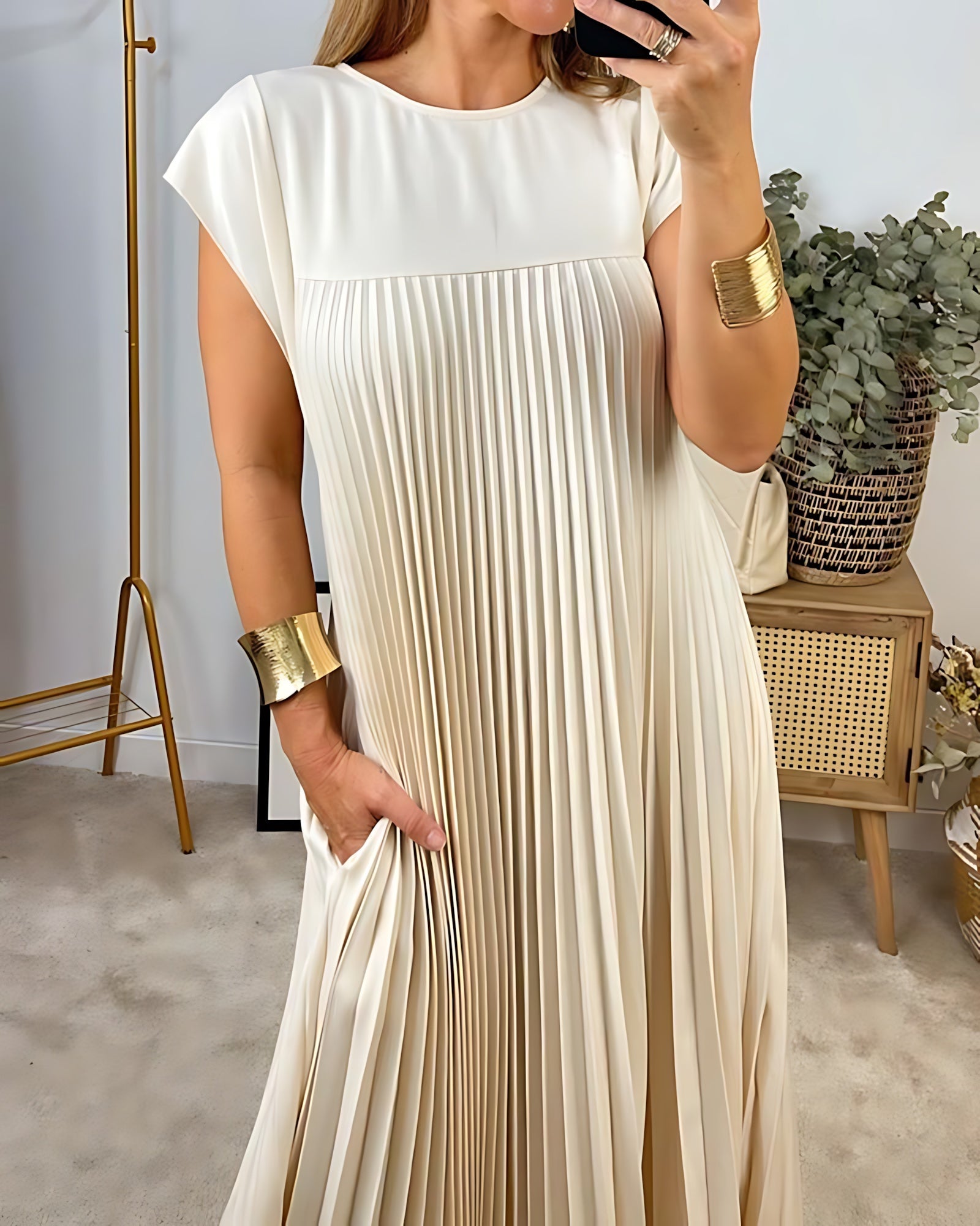Della – Pleated Crew Neck Cocktail Maxi Dress