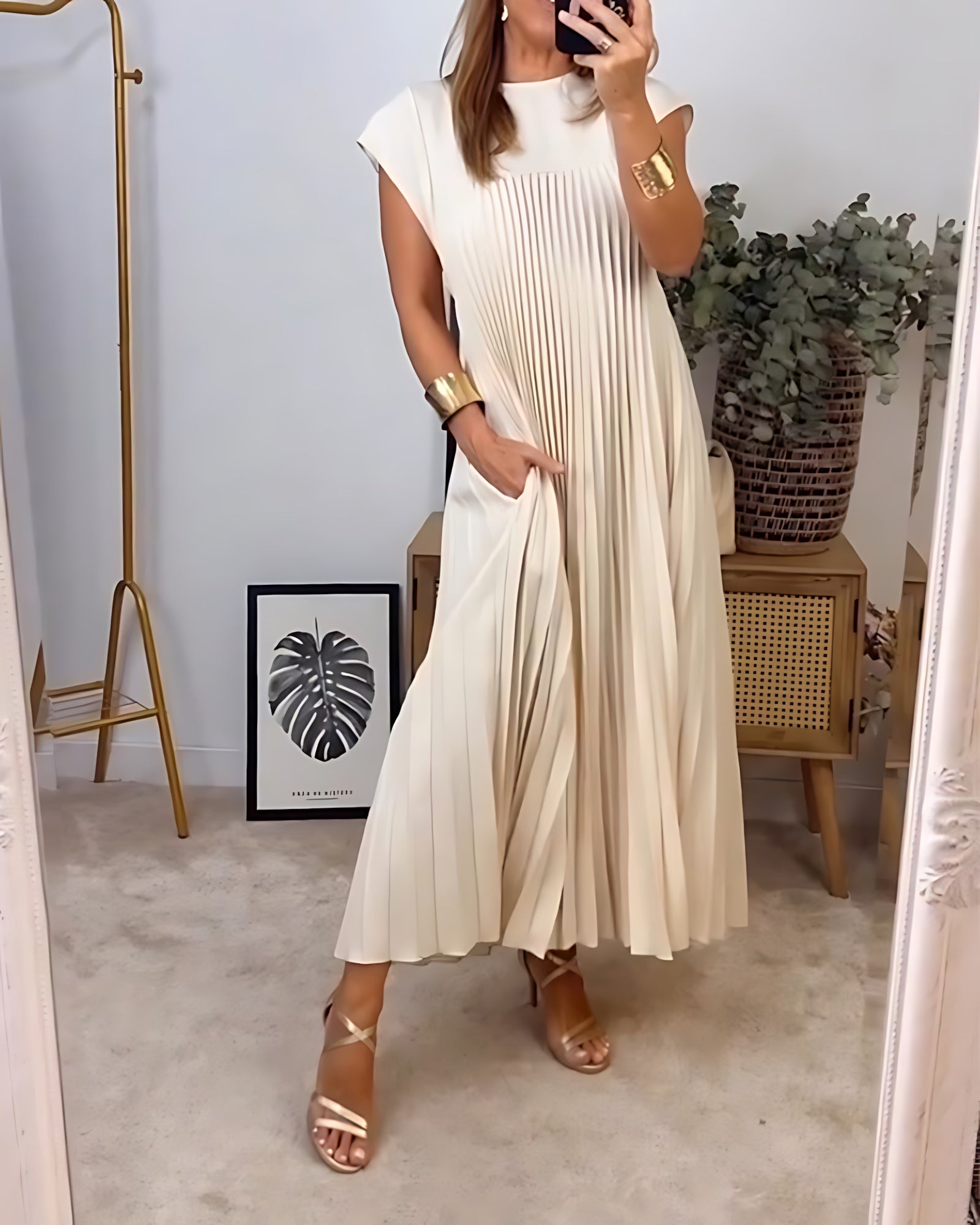 Della – Pleated Crew Neck Cocktail Maxi Dress