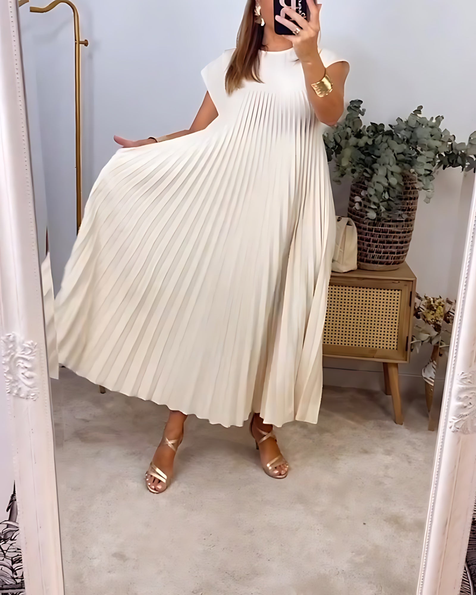 Della – Pleated Crew Neck Cocktail Maxi Dress