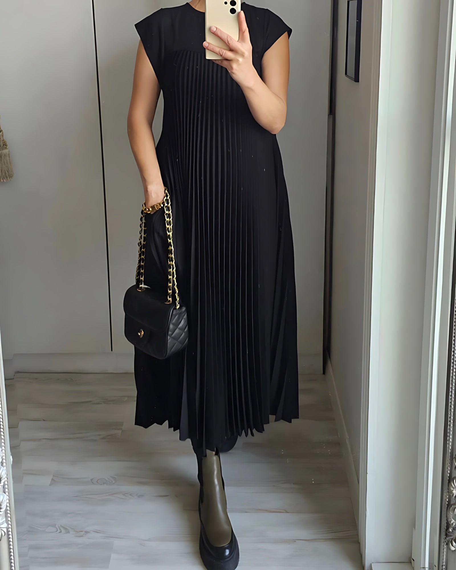 Della – Pleated Crew Neck Cocktail Maxi Dress