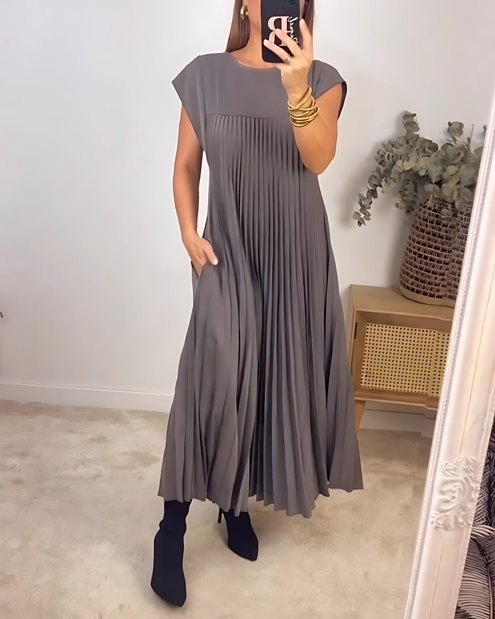 Della – Pleated Crew Neck Cocktail Maxi Dress