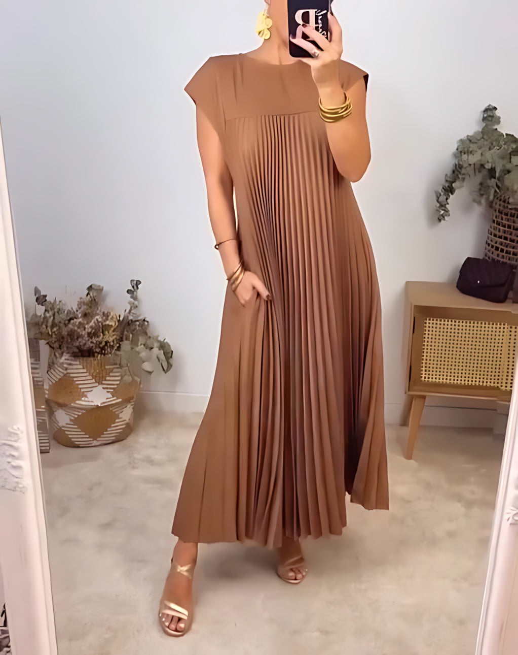 Della – Pleated Crew Neck Cocktail Maxi Dress