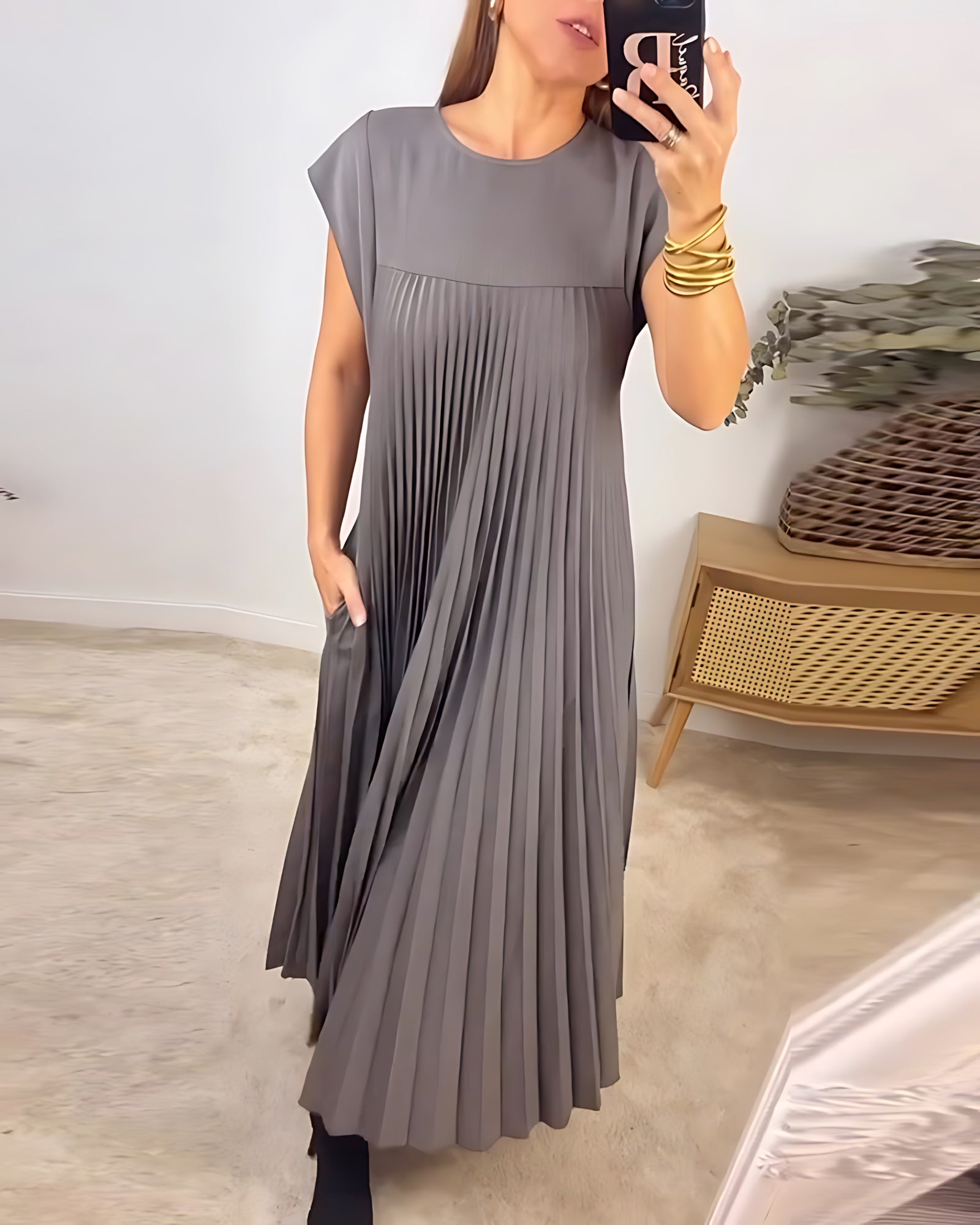 Della – Pleated Crew Neck Cocktail Maxi Dress