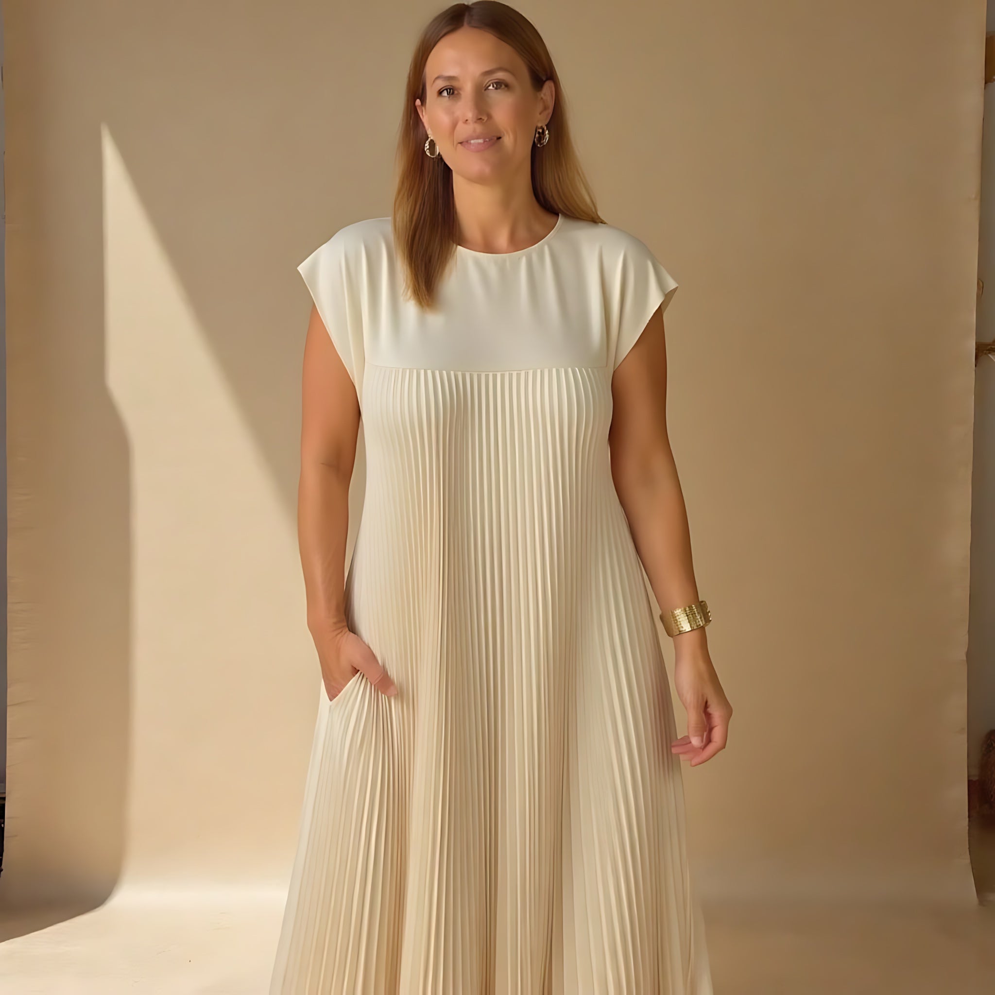 Della – Pleated Crew Neck Cocktail Maxi Dress