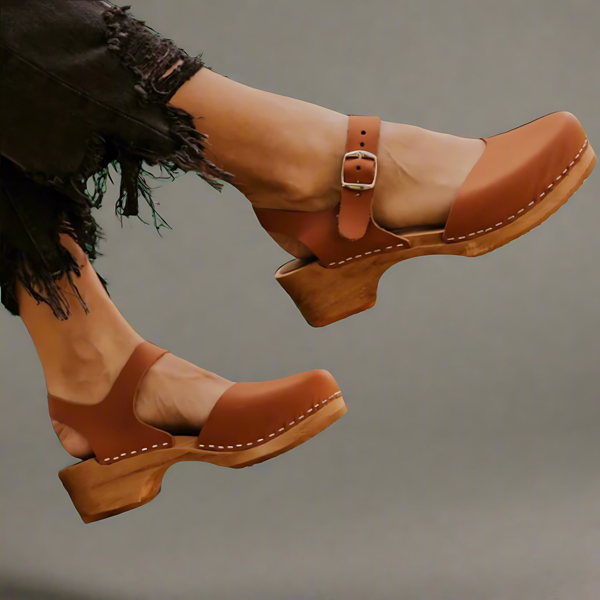 Ellie – Suede Closed Toe Platform Clogs