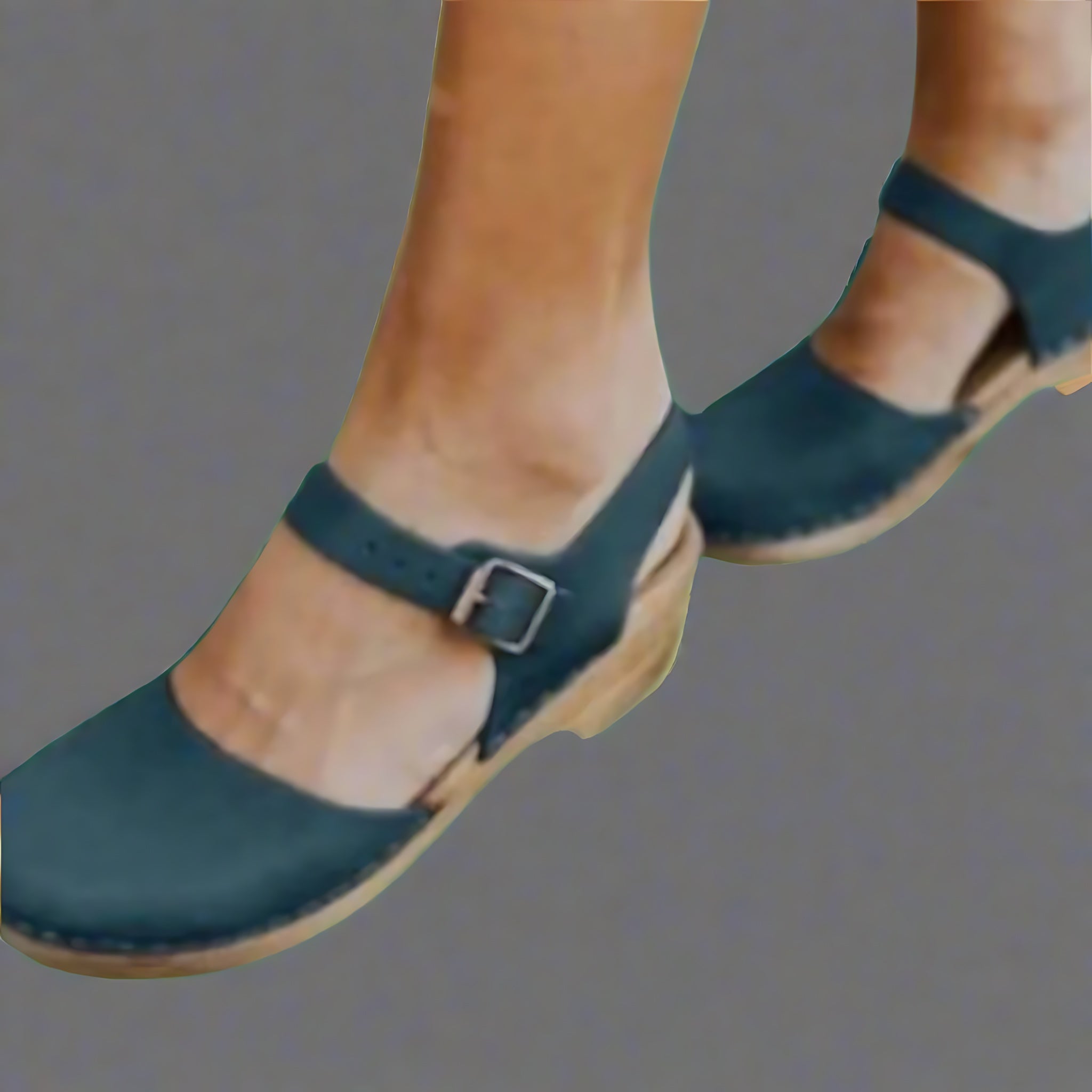 Ellie – Suede Closed Toe Platform Clogs